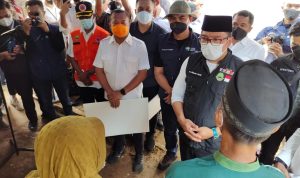 Sambangi Korban Longsor, Duka Mendalam Emil untuk Korban Bencana di Kota Bogor