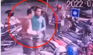 Dua Pria Ini dengan Santai Curi Helm dari Sepeda Motor yang Terparkir di Jalan Cihampelas