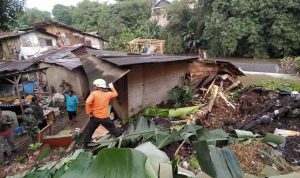 Longsor di Cibogor Timpa Dua Rumah Warga hingga Rusak Berat Longsor di Cibogor Timpa Dua Rumah Warga hingga Rusak Berat