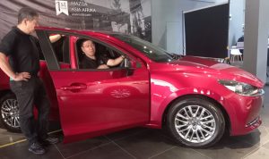 Komisaris PT Sunny Auto Sukses sugeng Kosim (kanan) dan Managing Direktor PT Eurokars Motor Indonedsia (kiri) tengah menjelaskan keunggulan produk di daeler Mazda Asia Afrika.
