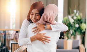 Solusi yang Ditawarkan Islam untuk Hidup Bahagia Ilustrasi hidup bahagia dengan cara membahagiakan orang lain.