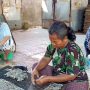 Para pekerja yang sedang mengolak cicak dari basah menjadi cicak kering siap ekspor. (radarcirebon)