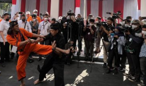 Salah satu partai yang datang mendaftar menjadi peserta pemilu 2024 dengan cara unik yakni pawai budaya betawi dan atraksi pertunjukan khas betawi, ke kantor KPU.