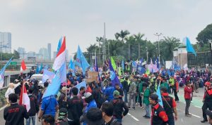 Ribuan Buruh Gelar Demo di Senayan, Jalur Transjakarta Diblokade Demo ribuan buruh di Senayan Jakarta (rmol)