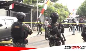 Suasana penggeledahan diluar rumah Irjen Ferdy Sambo yang dijaga ketat aparat berseragam lengkap.
