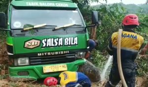 Kendaraan yang terperosok matrial longdor sedang dievakuai petugas. ada 19 titik longsor yeng terjadi di Tasikmalaya. (istimewa)
