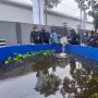 Assisten Daerah Bidang Perekonomian dan Pembangunan Kota Bandung Erick MA tengah menaburkan bibit lele ke kolam buatan di Sekolah Kang Pisman, di Jl. Soekarno Hatta No. 187 A Kota Bandung, Kamis (11/8). (Arvi/Jabar Ekspres)