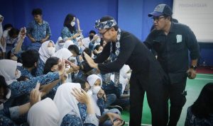 Wali Kota Bogor Bima Arya Sugiarto saat menjadi narasumber Project Penguatan Profil Pelajar, di SMAN 1 Kota Bogor, Kamis (11/08). (Yudha Prananda)
