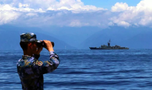 Prajurit Tiongkok meneropong kondisi perairan di sekitar Taiwan.-XinHua-