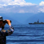 Prajurit Tiongkok meneropong kondisi perairan di sekitar Taiwan.-XinHua-