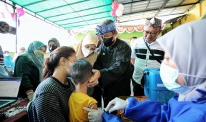 Wali Kota Bandung Yana Mulyana saat meninjau pelaksanaan BIAN di di Kelurahan Kebon Gedang, Kota Bandung, Kamis (11/8).