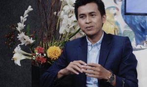 PAPARKAN SURVEI: Direktur eksekutif IPO Dedi Kurnia Syah saat menyampaikan hasil survei beberapa waktu lalu. Ia menyebutkan, komitmen pada partai politik jadi modal untuk mempermudah keterusungan. (Ilustrasi/istimewa)