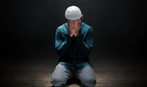 Lirik Sholawat Allahul Kahfi Lengkap dengan Terjemahannya Ilustrasi muslim yang bersyukur, seperti arti dari Sholawat Allahul Kahfi yang penuh rasa syukur. (pixabay)