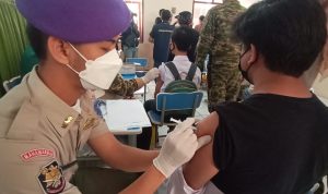 Pemberian vaksinasi Covid 19. Kini Vaksin Moderna disebut ketersediannya sedang menipis.Foto. Sandi Nugraha