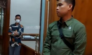 Tangkapan layar video Youtube yang menunjukkan perlakuan Gibran membela warganya dengan menyuruh anggota Paspamres pelaku pemukulan meminta maaf di media. (youtube daerah Solo)