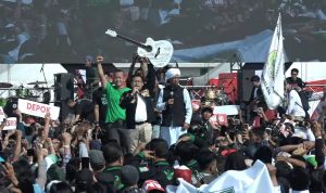 ANGKAT GITAR: Ketum PKB Gus Muhaimin menganggkat gitar pemberian dari Yuki Pas Band pada acara 'Gus Muhaimin Fest The Next 2024' di Sport Jabar Arcamanik, Kota Bandung pada Minggu, (14/8). Gitar itu pun sebagai simbolis dukungan dari musisi Jabar untuk maju pada Capres 2024.