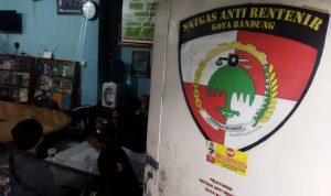 PENGADUAN: Dua orang korban rentenir tengah melakukan laporan kasus di kantor Satgas Anti Rentenir Kota Bandung, Jalan Buah Batu, Kota Bandung. (Nizar/Jabar Ekspres)