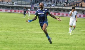 Menang Atas PSIS Semarang, Caretaker Persib Tetap Siapkan Evaluasi SELEBRASI: Striker Persib Bandung, David da Silva merayakan gol yang diciptakannya saat menghadapi PSIS Semarang, di Stadion Gelora Bandung Lautan Api, pada Sabtu (13/8) kemarin. (Deni/Jabar Ekspres)