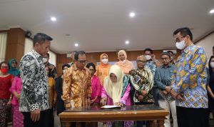 Penandatanganan Kepengurusan Baru IKA USU Jawa Barat oleh Ir. Ummi Kalsum selaku Ketua yg baru dan juga Rektor USU, DR.Muriyanto Amin,S.Sos, M.Si. Sekjen PP IKA USU, Ir.Ikhsan EPC,CDTP. Disaksikan oleh Gubernur Jawa Barat yg diwakili Staf Ahli Ekonomi dan Pembangunan, Dr. Berli Hamdani Gelung Sakti MPPM. (ist)