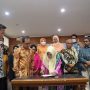 Penandatanganan Kepengurusan Baru IKA USU Jawa Barat oleh Ir. Ummi Kalsum selaku Ketua yg baru dan juga Rektor USU, DR.Muriyanto Amin,S.Sos, M.Si. Sekjen PP IKA USU, Ir.Ikhsan EPC,CDTP. Disaksikan oleh Gubernur Jawa Barat yg diwakili Staf Ahli Ekonomi dan Pembangunan, Dr. Berli Hamdani Gelung Sakti MPPM. (ist)