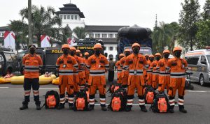 Personil BPBD Jabar yang akan siap siaga selama 24 jam untuk mengantisipasi potensi bencana yang terjadi di Jawa Barat. (ist)
