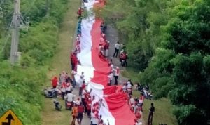 Bendera merah putih sepanjang 2500 meter yang dibentangkan oleh 7500 orang di Kabupaten Muaro Bungo Jambi.