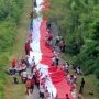 Rayakan HUT RI ke-77, Warga Jambi Bentangkan Bendera Merah Putih Sepanjang 2500 Meter oleh 7500 Orang Bendera merah putih sepanjang 2500 meter yang dibentangkan oleh 7500 orang di Kabupaten Muaro Bungo Jambi.