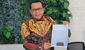 Pengacara Surya Darmadi, Juniver Girsang saat menunjukkan surat dari kliennya kepada media.