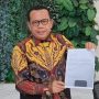 Pengacara Surya Darmadi, Juniver Girsang saat menunjukkan surat dari kliennya kepada media.