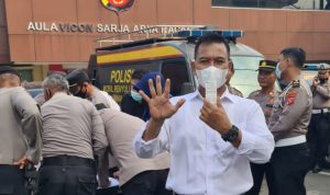 Pelaksanaan tes urin oleh seluruh personil Polres Karawang.