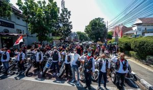 Besok, Warga Bandung bisa Ikuti Pengibaran Bendera dari Istana Negara dengan '3 Menit untuk Indonesia di Bandung', Berikut Jadwal dan Lokasinya Ilustrasi pelaksanaan 3 menit untuk Indonesia di Bandung tahun lalu. Foto: Diskominfo Kota Bandung.
