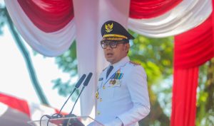 Wali Kota Bogor Bima Arya saat memimpin upacara pengibaran bendera merah putih di Lapangan Sempur, Kota Bogor, Rabu (17/08). (Yudha Prananda / Humpro)