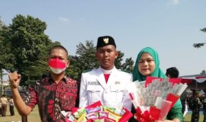 Potret Agung yang penjual Es Doger bersama orang tuanya seusai menjalankan tugasnya jadi anggota paskibraka. foto adi/pojoksatu