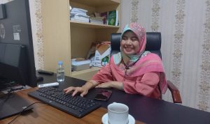 KETAHANAN PANGAN: Anggota komisi II DPRD Jawa Barat, Yuningsih melihat data kesediaan pangan di Jabar saat ditemui diruangannya, Rabu (17/8). Politisi PKB ini menilai Pemda Jabar segera berbenah untuk mengantisipasi krisis pangan global. (Erwin Mintara D. Yasa/Jabar Ekspres)