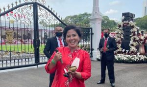 Rara si pawang hujan beraksi di depan gerbang istana negara. (intagram @rara_cahayatarotindigo)