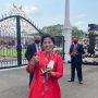 Rara si pawang hujan beraksi di depan gerbang istana negara. (intagram @rara_cahayatarotindigo)