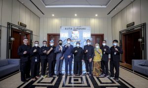 Direktur Utama PT. Steal Alien Indonesia, Hyuk-jae Hong dan Wali Kota Bandung Yana Mulyana selepas menghadiri audiensi terkait peningkatan dan perkuat keamanan siber di Balai Kota Bandung.