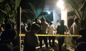 Kondisi warga Desa Tanjung Harapan, Kecamatan Tanjung Raja, Kabupaten Ogan yang heboh saat penemuan mayat penjual sayur yang tewas dalam posisi sujud. (sumek.co)
