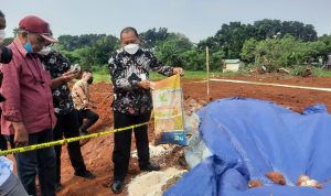 Inspektur Jenderal Kemensos RI Dadang Iskandar menunjukan temuan fakta baru terkait kemasan beras yang ditemukan di Lapangan KSU. Foto : Lutviatul Fauziah/JPNN.com.