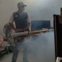 Satgas khusus penanganan nyamuk DBD dari Desa Cicalengka Wetan, Kecamatan Cicalengka, Kabupaten Bandung tengah melaksanakan fogging. (Dokumentasi Desa Cicalengka Wetan eksklusif untuk Jabar Ekspres)