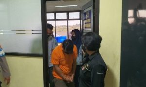 Tersangka DP yang merupakan pelaku pelecehan seksual terhadap sejumlah siswa SMPN 6 Bekasi.