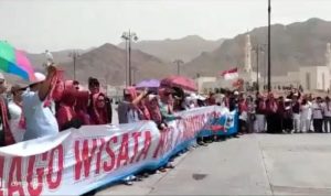 Ratusan jamaah umroh Dago Wisata yang menyanyikan lagu Indonesia Raya di Jabal Uhud. (ist)