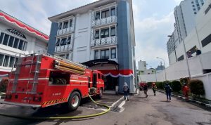 Proses pemadaman api di ruangan penyimpanan arsip yang berada di lantai 3 gedung DPRD Jabar. Minggu (21/8).