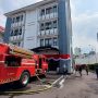 Proses pemadaman api di ruangan penyimpanan arsip yang berada di lantai 3 gedung DPRD Jabar. Minggu (21/8).