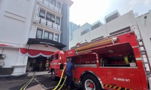 Proses pemadaman api di ruangan arsip di gedung DPRD Jabar yang dilakukan oleh Diskar PB Kota Bandung. Minggu (21/8).
