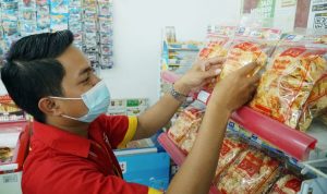 Produk dari Koperasi Mantan TKI yang di pasarkan Ahmad Fanani, kini sudah ada di Alfamart. (*)