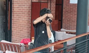 Salah satu pecinta kamera analog yang sedang memotret di Jenderal Kopi Nusantara Buwas.
