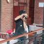 Salah satu pecinta kamera analog yang sedang memotret di Jenderal Kopi Nusantara Buwas.