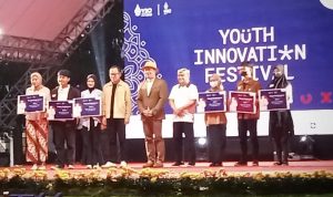 Gubernur Jawa Barat Ridwan Kamil bersama Wali Kota Bogor Bima Arya dan Kepala Perwakilan Bank Indonesia Jawa Barat Herawanto saat hadir pada acara Youth Innovation Festival di Alun-alun Kota Bogor, Minggu (21/8). (Yudha Prananda / Jabar Ekspres)