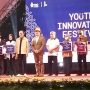 Gubernur Jawa Barat Ridwan Kamil bersama Wali Kota Bogor Bima Arya dan Kepala Perwakilan Bank Indonesia Jawa Barat Herawanto saat hadir pada acara Youth Innovation Festival di Alun-alun Kota Bogor, Minggu (21/8). (Yudha Prananda / Jabar Ekspres)